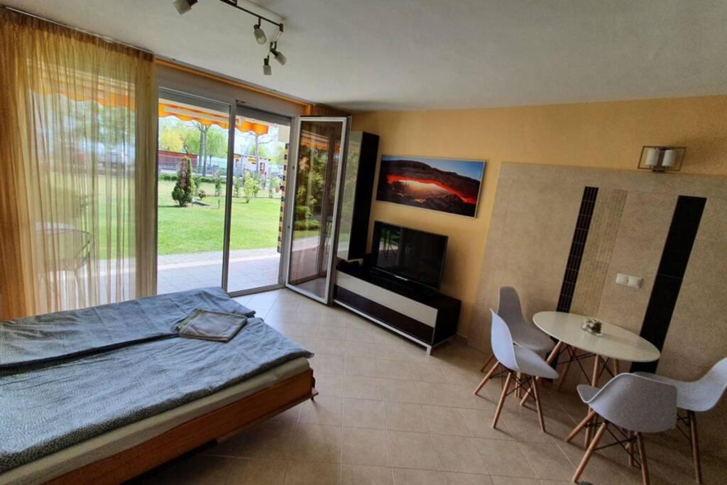 Igenyes 4 Fos Apartman Koezvetlen A Strandnal Leilighet Csopak Eksteriør bilde